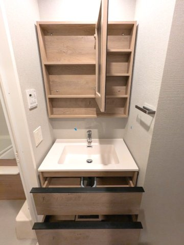 ミリアレジデンス蔵前の設備|参考写真、トイレと独立した2面鏡付洗面台、洗面台下にヘルスメーターストックあります