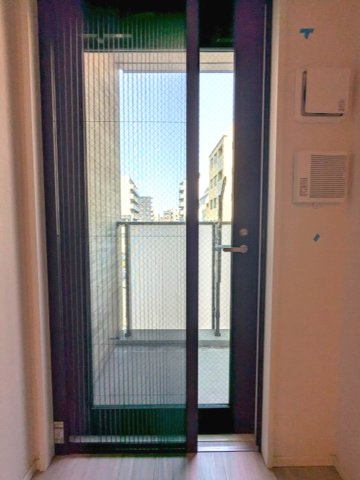 ミリアレジデンス蔵前の設備|5F、室内側のジャバラ式の網戸で清潔です