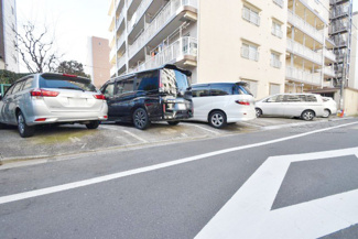 【駐車場】 | マンションの駐車場スペース。空きの有無や駐車料金、サイズ規定などについては、改めてお問い合わせください。～即日のご見学可能～　お問合せはお気軽にどうぞ。