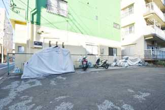【駐車場】 | バイク置き場。空き区画の有無や駐輪料金、サイズおよび排気量規定などについては、改めてお問い合わせください。～即日のご見学可能～　お問合せはお気軽にどうぞ。
