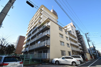 【外観】 | 青空によく映える建物です。手入れの行き届いた外壁やマンション正面エントランスなど、綺麗な姿をぜひ一度、現地にてご覧ください。～即日のご見学可能～　お問合せはお気軽にどうぞ。
