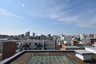 【展望】 | 眼前に広がる空の雄大さと、このお部屋の自慢の一つである「眺望」をご覧ください。毎日、この景色を独り占めできる新生活に夢が広がります。～即日のご見学可能～　お問合せはお気軽にどうぞ。
