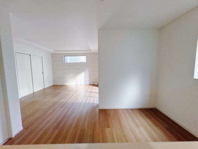 宇都宮市東峰町 ２期 新築住宅 全４棟の居間・リビング|〇2号棟LDK19帖〇
広々リビングは家具のレイアウトも自由自在！家族みんなが集まっても、ゆったりできる広さを確保！ぜひ現地でご体感ください♪
※2025年11月撮影