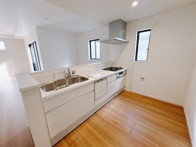 宇都宮市東峰町 ２期 新築住宅 全４棟のキッチン|○2号棟　キッチン○
キッチン→洗面室→浴室への動線を短くし、家事が楽に、家事時間が短縮するよう考えられています。
※2025年11月撮影
