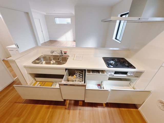 宇都宮市東峰町 ２期 新築住宅 全４棟のキッチン|○2号棟　キッチン○
キッチンのスライド収納は食器や調理器具が出し入れがしやすく便利です。たっぷりと収納できるので、キッチン周りをきれいに保てます♪食洗器付き♪
※2025年11月撮影
