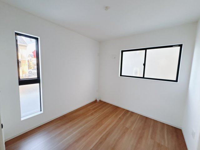 宇都宮市東峰町 ２期 新築住宅 全４棟の洋室|○2号棟　1F洋室5.2帖○
リビング横の居室は玄関側とリビング側の二方向から出入りできるので客間にぴったりです♪
※2025年11月撮影
