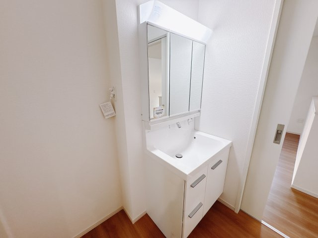 宇都宮市東峰町 ２期 新築住宅 全４棟の独立洗面台|○2号棟　洗面化粧台○
鏡裏収納で洗面周りはいつもスッキリ！家族が多くても物が散らからず、見た目も使い心地もワンランク上の空間を実現します。
忙しい朝がぐっと快適になります☆
※2025年11月撮影
