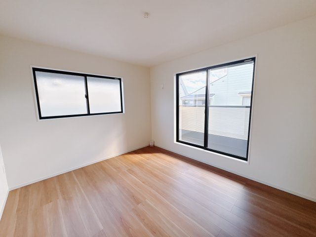 宇都宮市東峰町 ２期 新築住宅 全４棟の洋室|○2号棟　2F洋室7.2帖○
大容量ウォークインクローゼットとフリースペース付き２階主寝室です。バルコニーへ出入りすることが出来るのでお布団を干す際にとても便利です。
※2025年11月撮影
