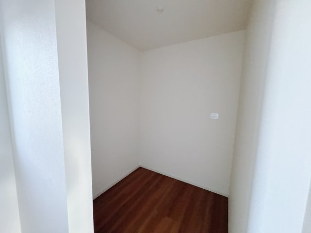 宇都宮市東峰町 ２期 新築住宅 全４棟の収納|○2号棟　2F主寝室ウォークインクローゼット○
主寝室にはウォークインクローゼットを。ご夫婦の衣類を集約し、お部屋はシンプルに寛ぎの空間にして、ゆっくりとお過ごしください。
※2025年11月撮影
