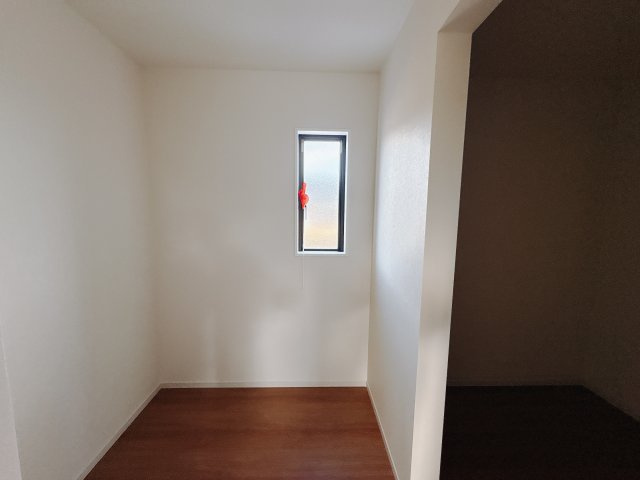 宇都宮市東峰町 ２期 新築住宅 全４棟の収納|○2号棟　2F主寝室フリースペース○
用途多様なフリースペースは、皆様の「あったらいいな」を実現したプランニングです。
※2025年11月撮影
