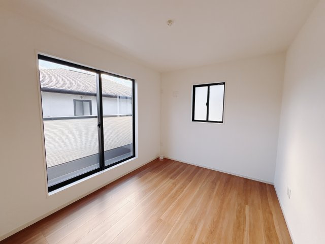 宇都宮市東峰町 ２期 新築住宅 全４棟の洋室|○2号棟　2F洋室6.5帖○
こちらのお部屋もバルコニーに面しています。明るく開放的な居室です。
※2025年11月撮影
