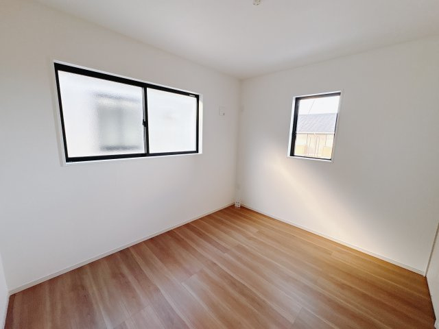 宇都宮市東峰町 ２期 新築住宅 全４棟の洋室|○2号棟　2F洋室5.7帖○
お子さんの一人部屋に。勉強机やベッドを置いても十分な広さです。
※2025年11月撮影
