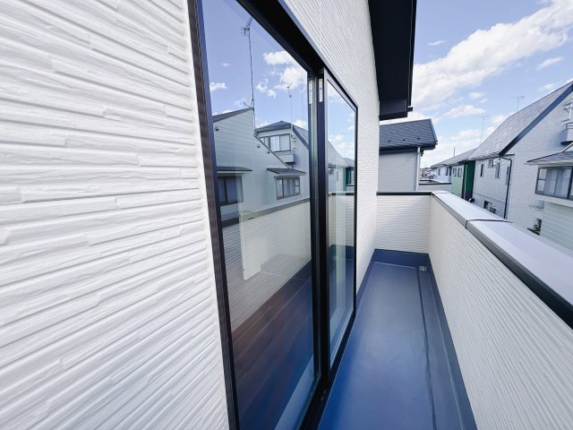 宇都宮市東峰町 ２期 新築住宅 全４棟のバルコニー|○2号棟　スカイバルコニー○
6.5帖の洋室に繋がるバルコニーです。こちらの物件は２か所バルコニーを設けました。
※2025年11月撮影
