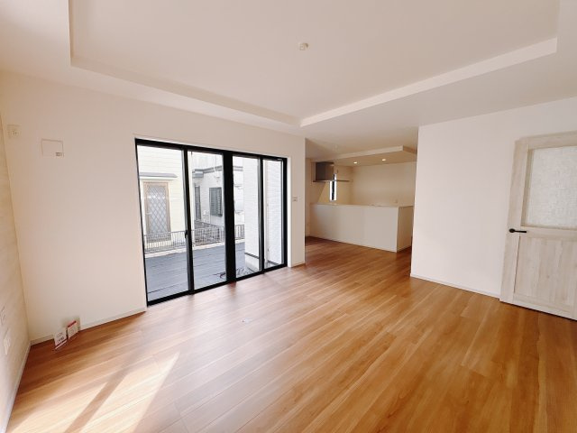 宇都宮市東峰町 ２期 新築住宅 全４棟の居間・リビング|〇2号棟 LDK19帖〇
広々としたリビングは南側に設けた掃き出し窓からたくさんの陽光を取り入れてくれます。家族が自然と集まるそんな温かな空間です。
※2025年11月撮影
