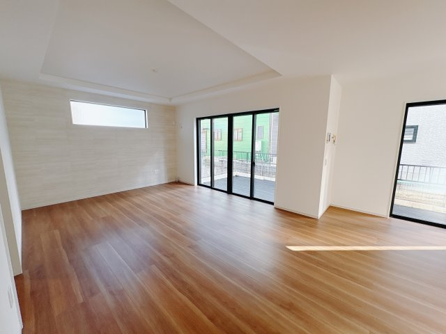 宇都宮市東峰町 ２期 新築住宅 全４棟の居間・リビング|○4号棟 LDK21.5帖○
リビングに折り上げ天井、TV背面、キッチン腰壁にアクセントクロスをあしらい、空間に奥行きと個性を演出しました。
※2025年11月撮影