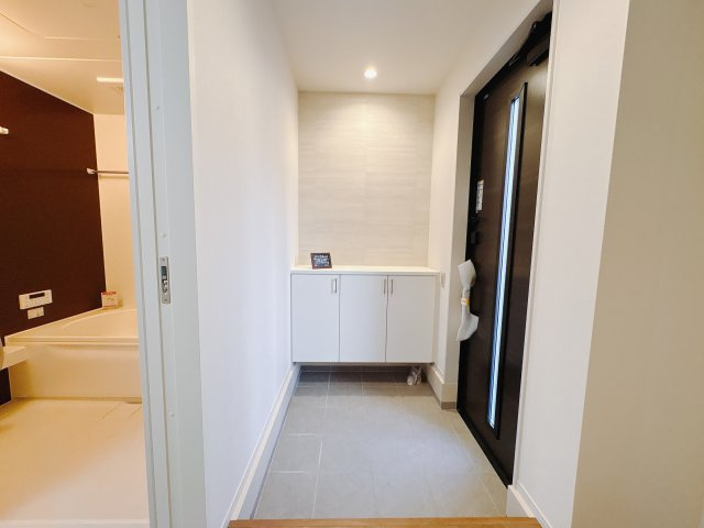 宇都宮市東峰町 ２期 新築住宅 全４棟の玄関|〇2号棟　玄関〇
お客様をお出迎えする玄関は、白を基調とした清潔感のあふれる空間です。
※2025年11月撮影