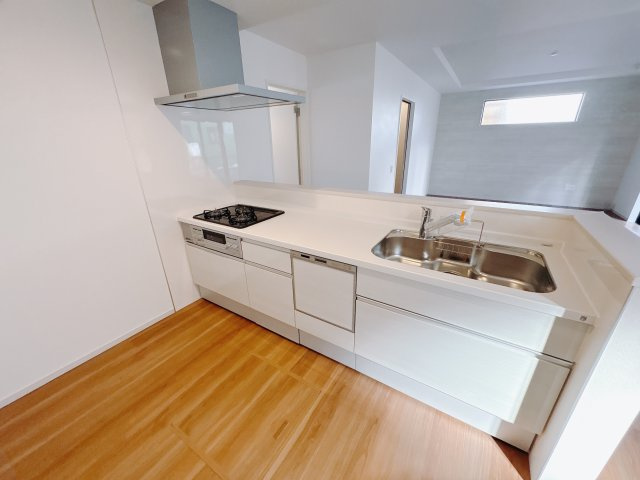宇都宮市東峰町 ２期 新築住宅 全４棟のキッチン|○4号棟　キッチン○
家族とのコミュニケーションを取ったり小さいお子さんの様子を見守りながら安心して料理ができます。使い勝手を追求した設備、豊富な収納力にも大満足♪
※2025年11月撮影