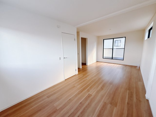 宇都宮市東峰町 ２期 新築住宅 全４棟の洋室|○4号棟　2F洋室8.3帖+4.5帖○
家族の成長といっしょに変わる、レイアウト自在な2ドア1ルーム。ご家族の成長といっしょに変わっていく自由な家づくりが可能です。
※2025年11月撮影