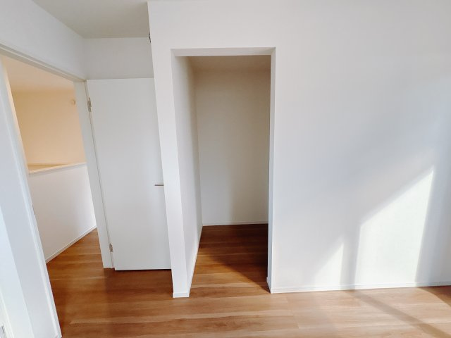宇都宮市東峰町 ２期 新築住宅 全４棟の収納|○4号棟　ウォークインクローゼット○
広々としたウォークインクローゼットが２部屋に付いた間取り。お荷物が多いご家庭にはスッキリお片付けできて嬉しい収納スペースです。
※2025年11月撮影