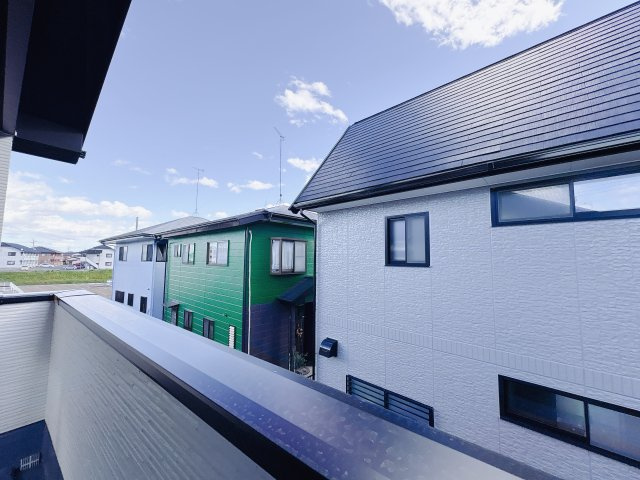 宇都宮市東峰町 ２期 新築住宅 全４棟のバルコニー|○4号棟　バルコニー○
間仕切り可能な洋室は、バルコニーに面しているため、お洗濯干しもラクラクです♪
※2025年11月撮影