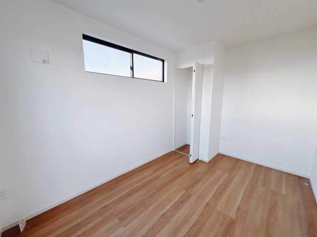 宇都宮市東峰町 ２期 新築住宅 全４棟の洋室|○4号棟　2F洋室5.1帖○
各部屋ごとに設けたクローゼットは住みやすさへのこだわりです。
※2025年11月撮影