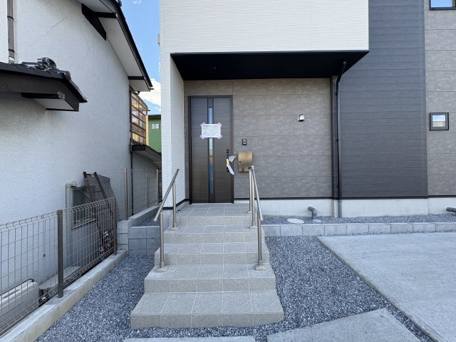 宇都宮市東峰町 ２期 新築住宅 全４棟のエントランス|○4号棟　エントランス○
飽きのこないシックなデザインの玄関ドア。雨の日でも安心な屋根付き♪
TVモニター付きインターホンも標準装備です。
※2025年11月撮影