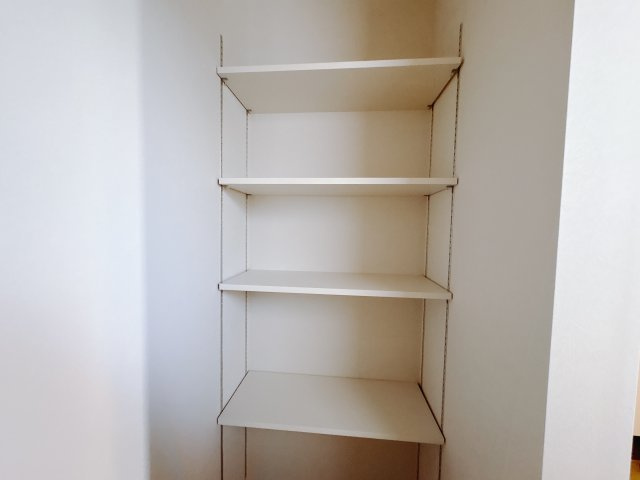 宇都宮市東峰町 ２期 新築住宅 全４棟の収納|○4号棟　シューズインクローク○
高さ調節自由な可動棚付きシューズインクローク。棚を外せば高さのあるブーツ類もスッキリ収納します。
※2025年11月撮影