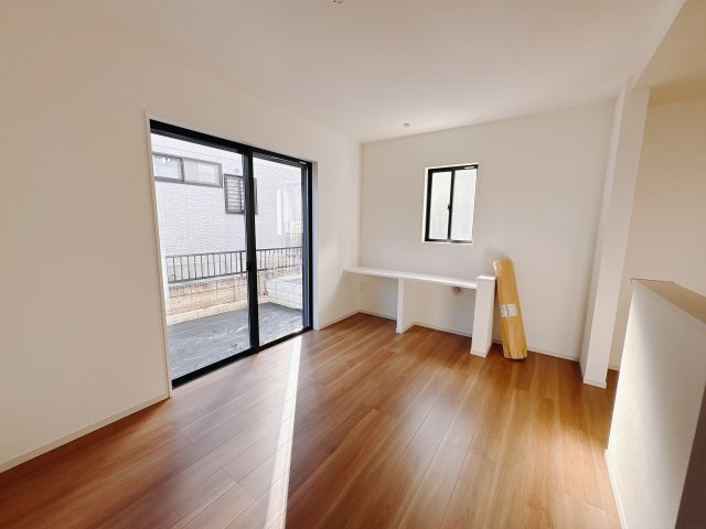 宇都宮市東峰町 ２期 新築住宅 全４棟の居間・リビング|○4号棟　LDK21.5帖○
広々としたリビングは南側に設けた掃き出し窓からたくさんの陽光を取り入れてくれます。
スタディカウンター付きです♪
※2025年11月撮影