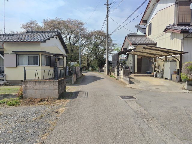 〈調整区域〉鴻巣駅22分。54坪の整形地。12号の許可取得で建築可能な住宅用地。の前面道路含む現地写真