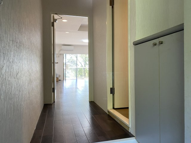 ベルエール熱海来の宮の玄関|右手下駄箱