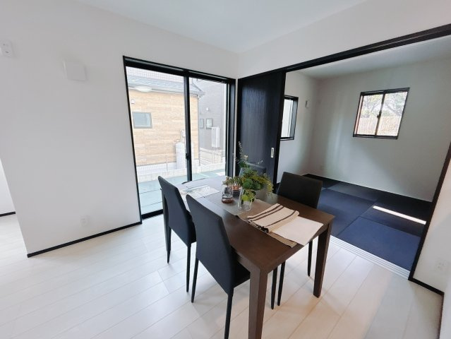 【CLEIAS Town】宇都宮市駒生町のダイニング|〇1号棟LDK17.5帖から和室〇
リビングと一体で広く利用でき、座ってくつろげる和の空間です。子供たちのお昼寝や、親御さんや友人のお泊りの際に重宝します。
