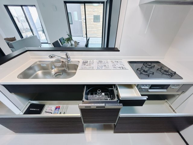 【CLEIAS Town】宇都宮市駒生町のキッチン|〇1号棟　キッチン〇
後片付けもラクラクな食器洗乾燥機付！面倒な後片付けをお任せできます。時間と手間を節約し、ご家族との大切なひとときを増やします。
