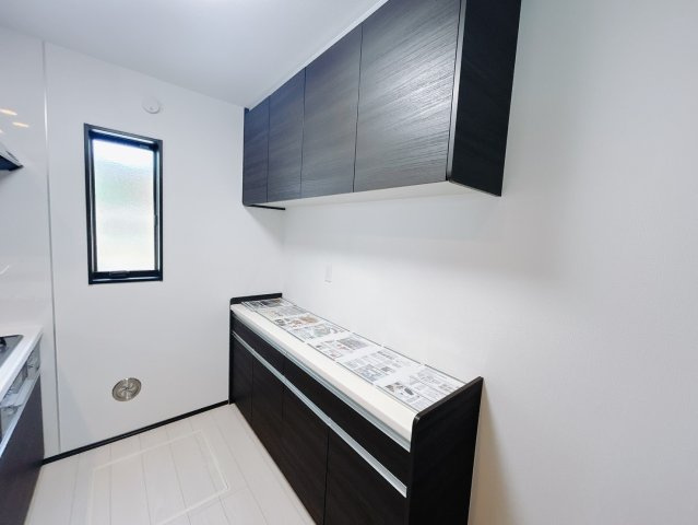 【CLEIAS Town】宇都宮市駒生町の収納|〇1号棟キッチン収納〇
スッキリとしたデザインで収納力たっぷり！増えがちな調理器具やカトラリー、かさ張るタッパーやお弁当箱など、もう収納場所に困る事はありません！
