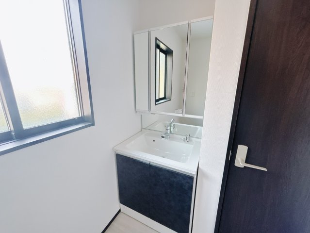 【CLEIAS Town】宇都宮市駒生町の独立洗面台|〇1号棟洗面化粧台〇
洗面台は三面鏡付きで、身だしなみチェックもラクラク。収納力もたっぷりで、毎朝の準備が快適です。
