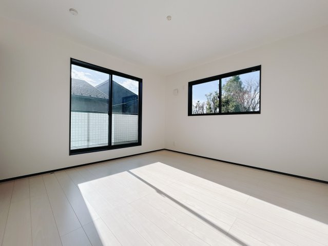 【CLEIAS Town】宇都宮市駒生町の洋室|〇1号棟2F洋室8帖〇
ご夫婦用の寝室にはテレビが置けるくらいの広さがあります。休日はベッドに寝転びながら、お二人でゆっくり映画鑑賞はいかがですか？
