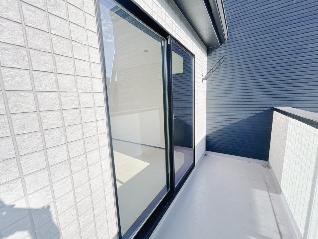 【CLEIAS Town】宇都宮市駒生町のバルコニー|〇1号棟バルコニー〇
外の空気を感じながら、ほっと一息。洗濯物を干すだけじゃない、バルコニーが暮らしにちょっとした贅沢と開放感を届けてくれます。
