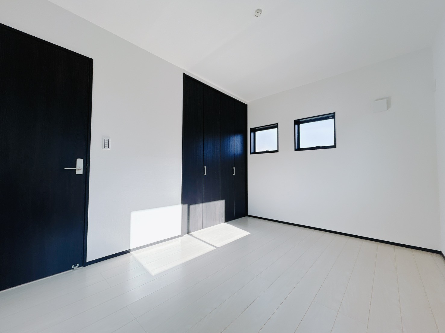 【CLEIAS Town】宇都宮市駒生町の洋室|〇1号棟2F洋室6帖〇
ひとり時間を楽しむのにちょうどいいサイズ感のお部屋です。2階ならではの眺望も毎日の暮らしに彩りを添えてくれます。