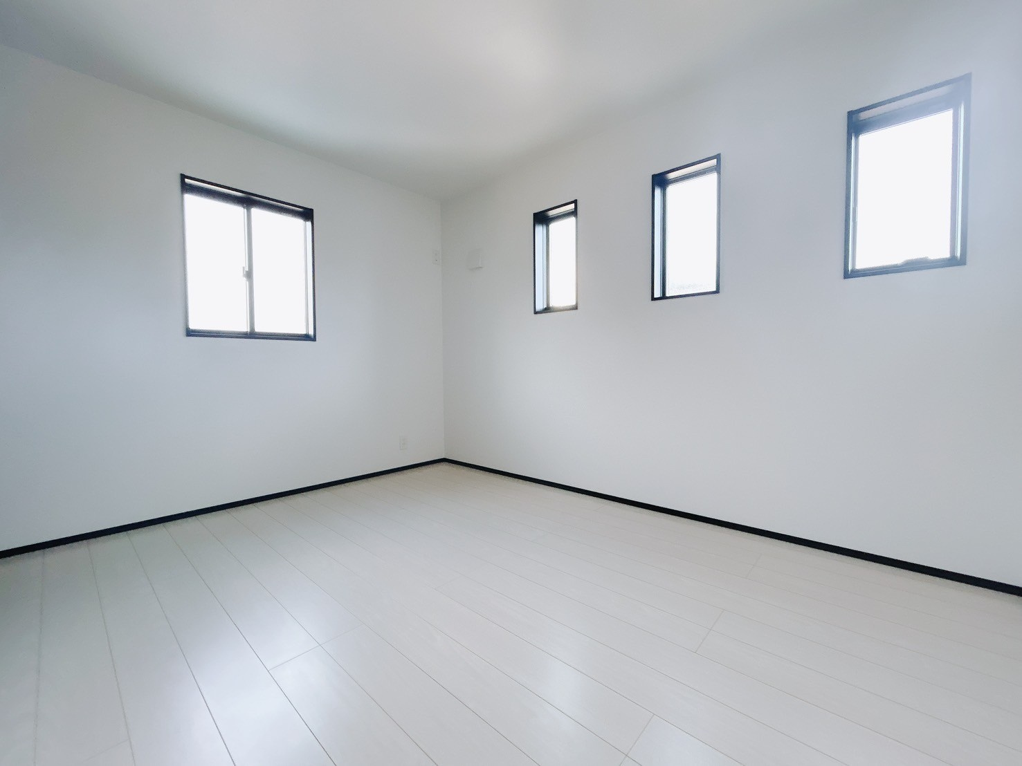 【CLEIAS Town】宇都宮市駒生町の洋室|〇1号棟2F洋室6.5帖〇
オシャレな小窓がついた日当たり良好の明るい居室です♪２階各居室に収納完備！しっかり容量があるので、いつでもお部屋がスッキリ片付きます♪
