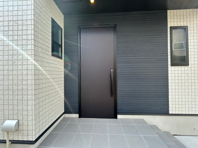 【CLEIAS Town】宇都宮市駒生町の玄関|〇1号棟玄関ポーチ〇
奥行きのあるアプローチがある事で雨に日でもぬれずに傘の準備が出来ます。また、人目を気にせず扉を開け閉めできますので、毎日のお出かけもストレスフリーです！
