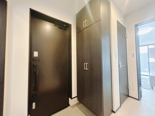 【CLEIAS Town】宇都宮市駒生町の玄関|〇1号棟玄関〇
ゆとりある、広い玄関ホール憧れのシューズインクローゼット付プラン♪
家族分の靴はもちろん、部屋には持ち込みたくないベビーカーやゴルフバッグなどもすっきり収納♪
