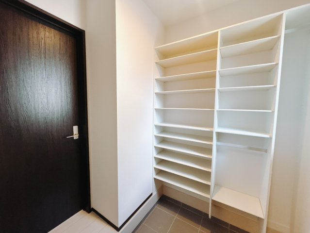 【CLEIAS Town】宇都宮市駒生町の収納|〇1号棟シューズインクローク〇
玄関横の大容量シューズインクローゼット！靴だけでなく傘・ベビーカー・アウトドア用品などもまとめて収納できて大変便利です♪
