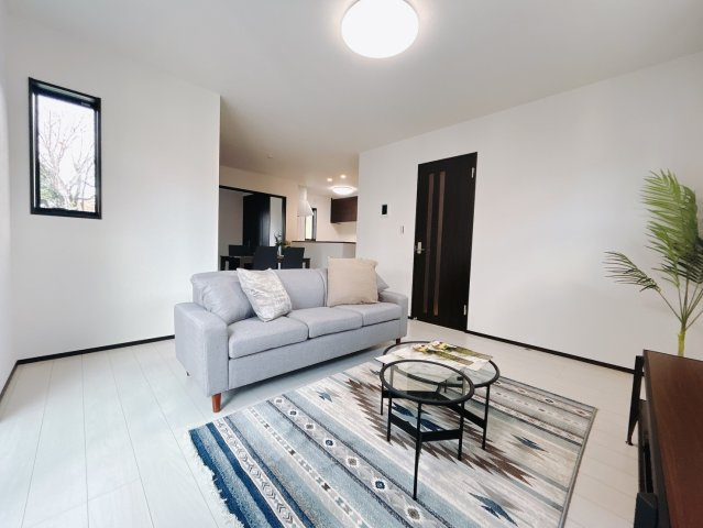 【CLEIAS Town】宇都宮市駒生町の居間・リビング|〇1号棟LDK17.5帖〇
ご家族みんながゆったりくつろげる広々リビング。ゆとりある空間が、日常を心地よいひとときに変えてくれます。
※2024年12月撮影