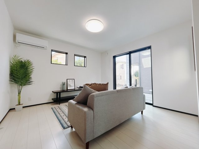 【CLEIAS Town】宇都宮市駒生町の居間・リビング|〇1号棟LDK17.5帖〇
大画面TVの設置場所にも困らない、インテリアプランが考えやすい広々リビング。家族団らんの時間も増えそうです！
※2024年12月撮影