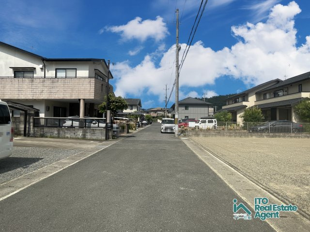 岩倉南木野町 土地(2号地)の前面道路含む現地写真|前面道路幅員約6m！見通しもよく、車庫入れも安心です
