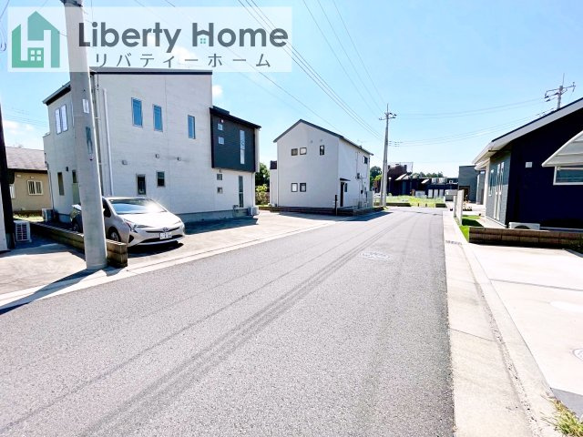 水戸市河和田町　中古戸建の前面道路含む現地写真