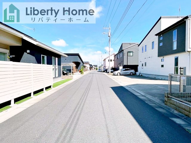 水戸市河和田町　中古戸建の前面道路含む現地写真