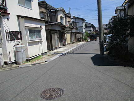 広島市佐伯区八幡東２丁目　中古一戸建て(JS)の前面道路含む現地写真