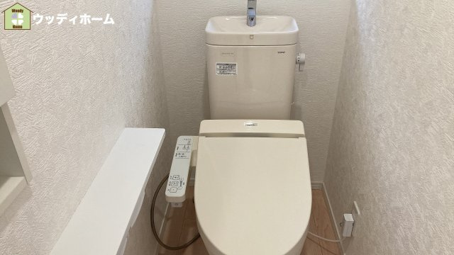 越谷市大泊　中古一戸建てのトイレ