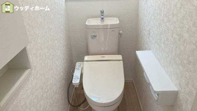 越谷市大泊　中古一戸建てのトイレ