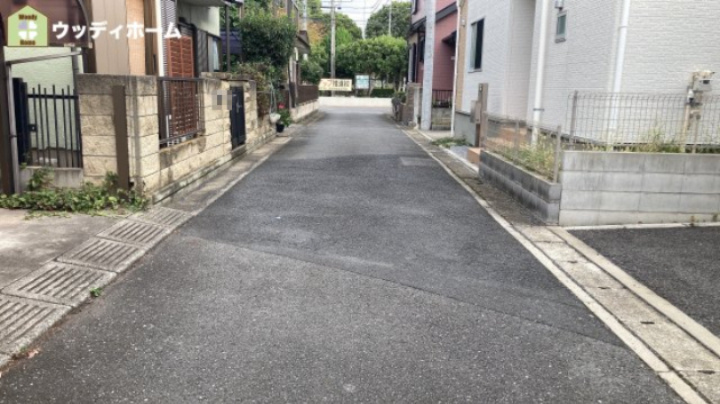 越谷市大泊　中古一戸建ての前面道路含む現地写真